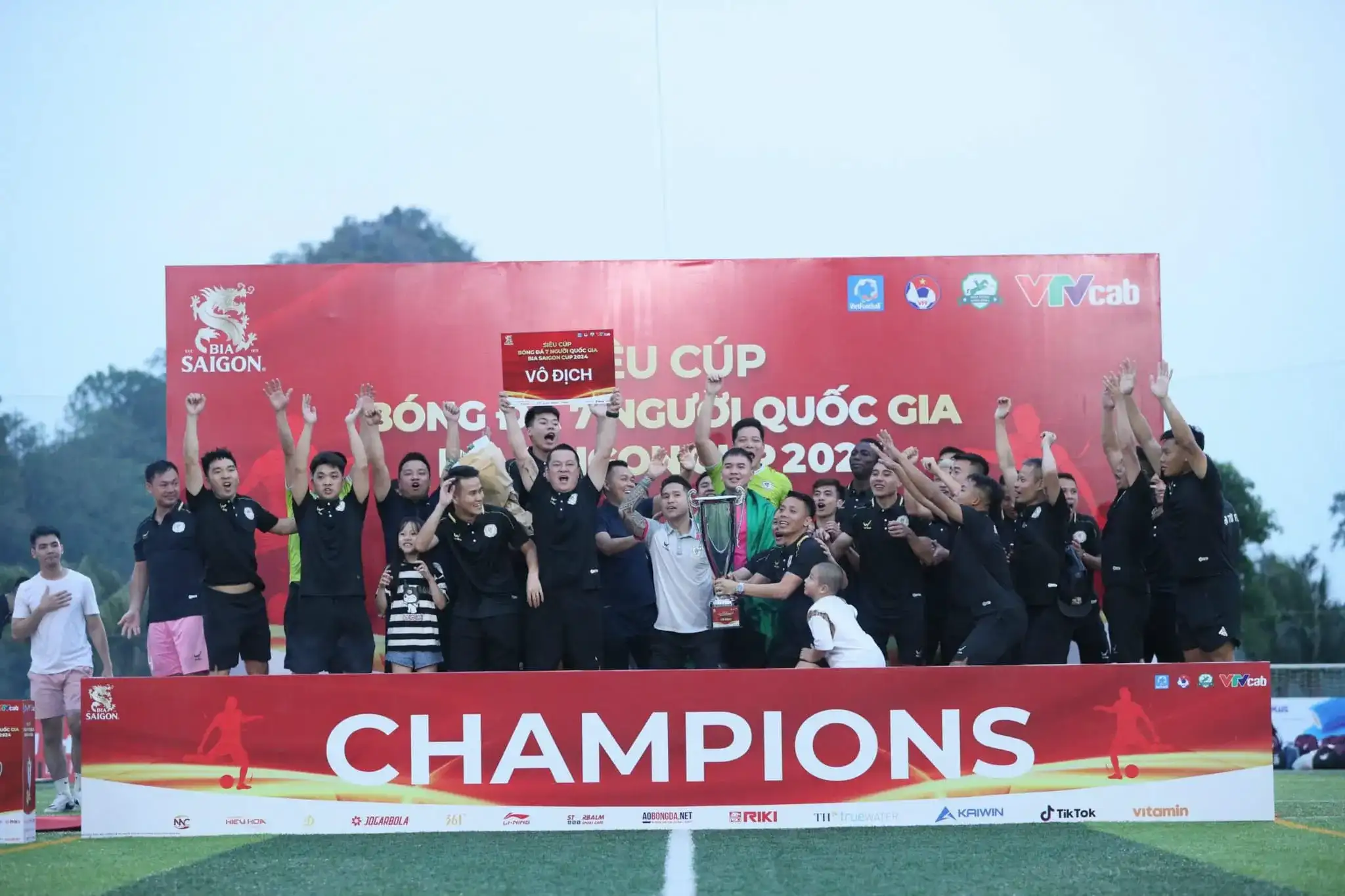 Kết quả Siêu Cúp bóng đá 7 người Quốc gia Bia Saigon Cup 2024: Đại Từ nâng cúp sau khi đánh bại Hiếu Hoa Quahaco ở loạt luân lưu