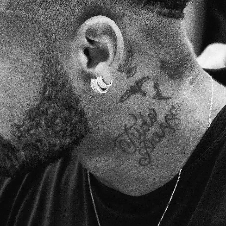 hình xăm của Neymar trên cổ