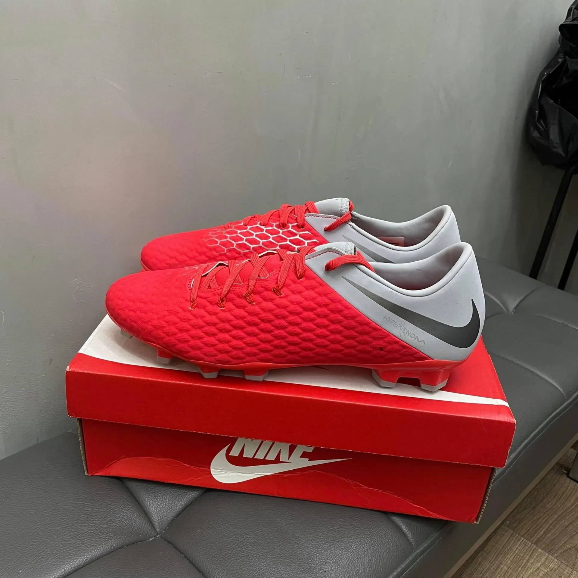 Hypervenom III đánh dấu sự thay đổi lớn khi phần upper được làm từ Flyknit thay vì Nikeskin.